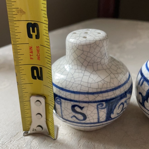 Rare Vintage Dedham Pottery rabbit themed salt and pepper shakers, no corks - Picture 9 of 11